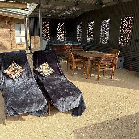 Semi-Private Half House With Games Room & Jacuzzi In Maiden Gully, ベンディゴ エクステリア 写真