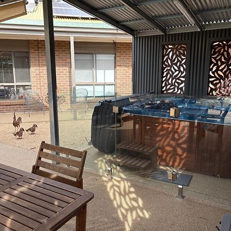 Semi-Private Half House With Games Room & Jacuzzi In Maiden Gully, ベンディゴ エクステリア 写真