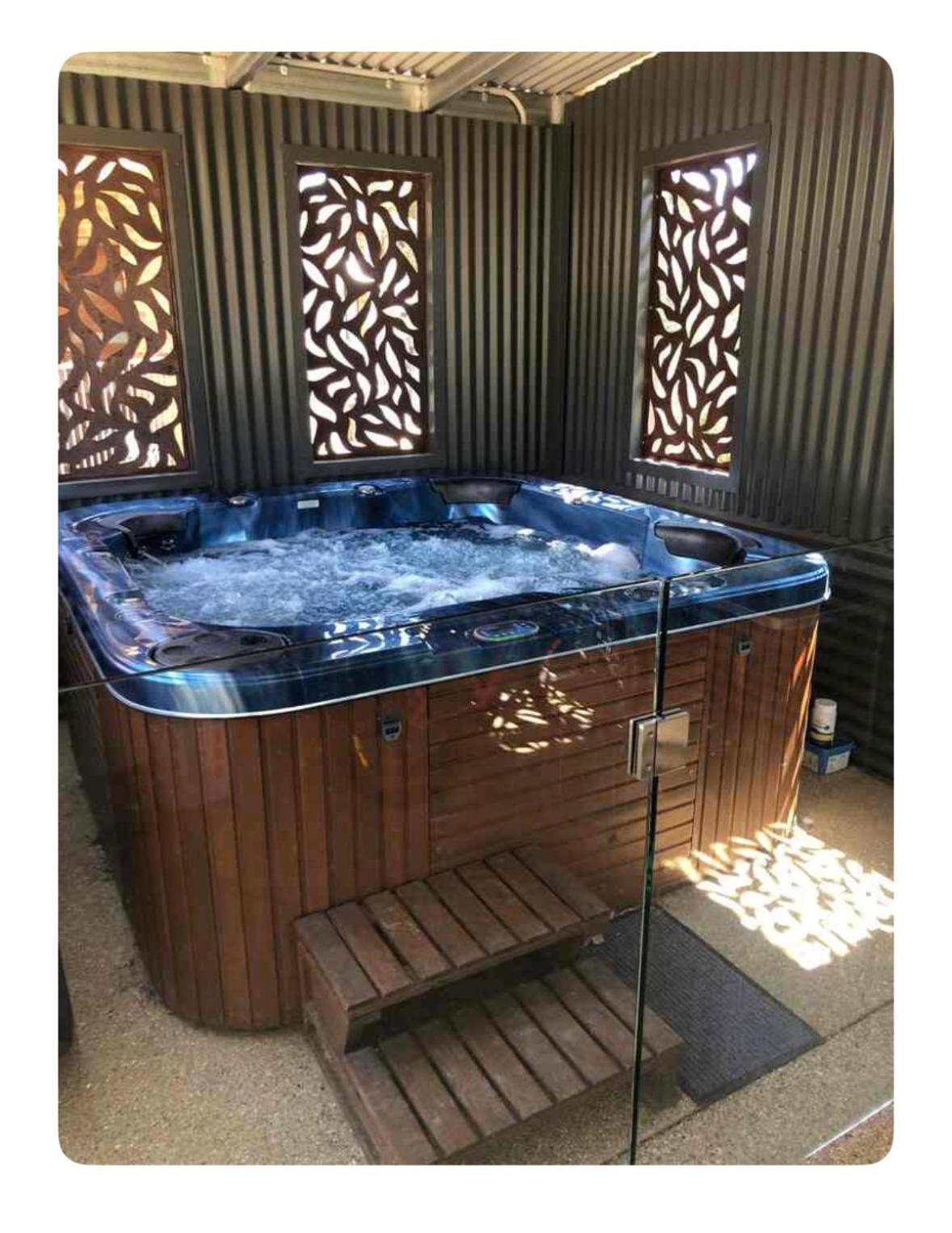 Semi-Private Half House With Games Room & Jacuzzi In Maiden Gully, ベンディゴ エクステリア 写真