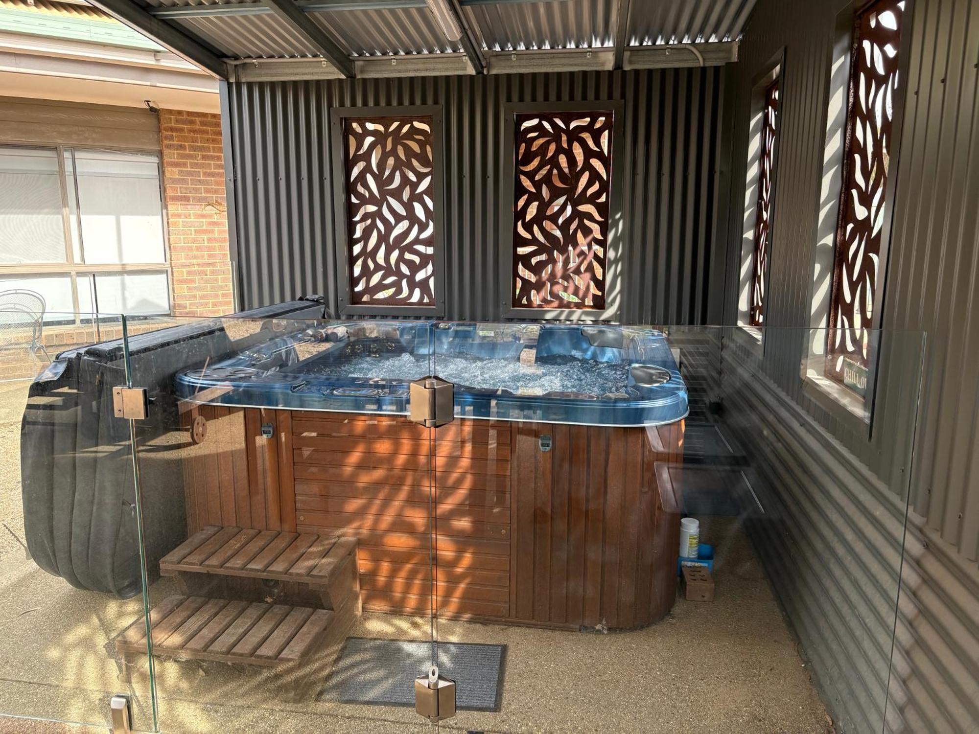 Semi-Private Half House With Games Room & Jacuzzi In Maiden Gully, ベンディゴ エクステリア 写真